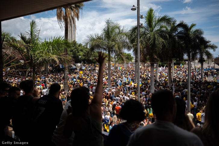 Több ezer ember tüntet az idegenforgalmi politika ellen a spanyolországi Tenerife Kanári-szigeteken 2024. április 20-án
