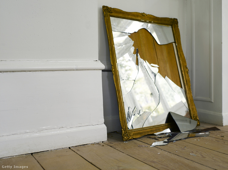 A törött tükör 7 év balszerencsét okoz a monda szerint. (Fotó: Soren Hald / Getty Images Hungary)