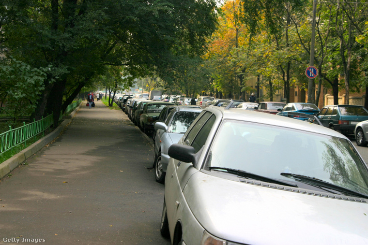 Járdán parkoló autók. (Fotó: Svetaphoto / Getty Images Hungary)
