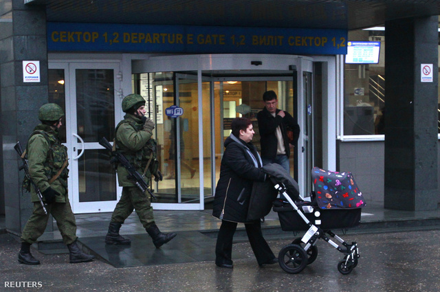 Péntek reggel fegyveresek jelentek meg a szimferopoli reptérnél is, de később elmentek.
