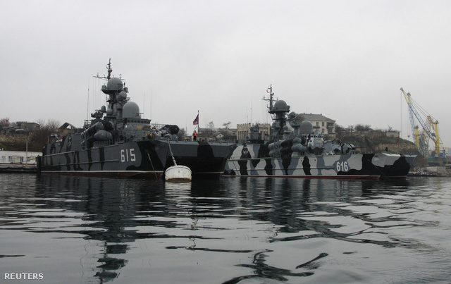Orosz hadihajók a szevaszopoli kikötőben, február 27-én