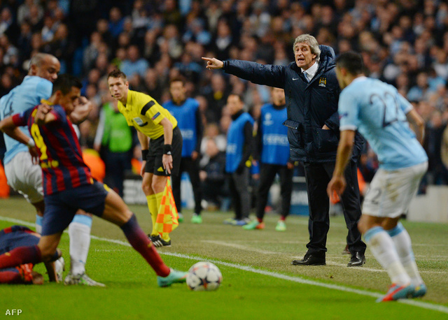 Manuel Pellegrini a pálya mellett a City-Barcelona mérkőzésen