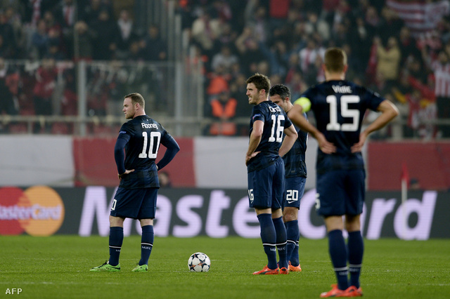 Wayne Rooney, Michael Carrick és Robin van Persie a pályán Athénban