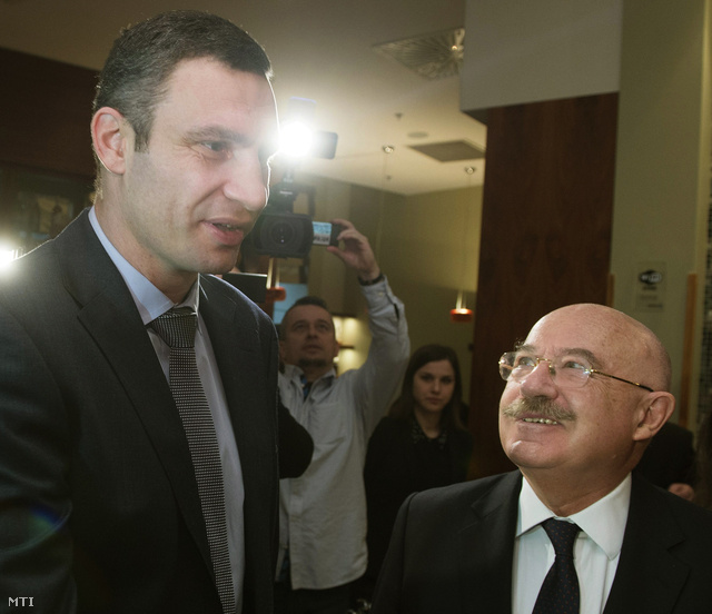 Martonyi János magyar külügyminiszter (j) találkozik Vitalij Klicskóval az Ütés (UDAR) párt elnökével (b) egy kijevi szállodában 2014. február 28-án.