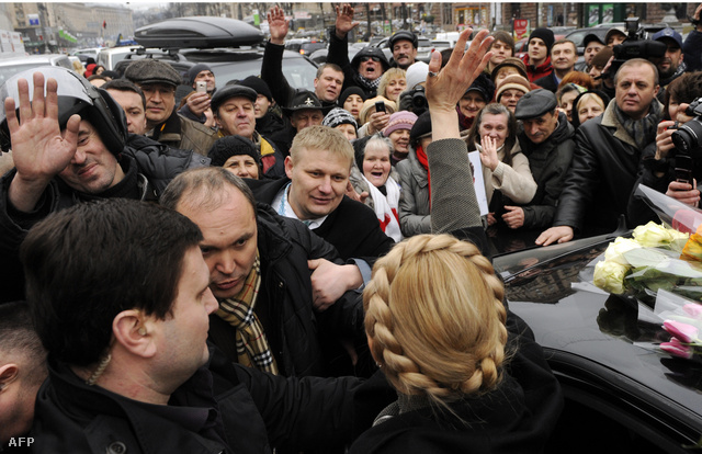 Timosenkó integet az őt üdvözlő tömegnek péntek délután