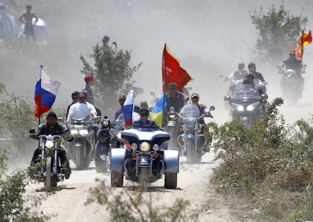 Vlagyimir Putyin motorozik a Krím félszigeten, 2011-ben