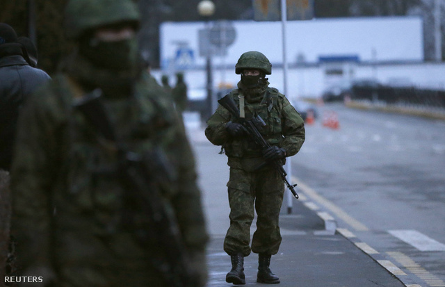 Fegyveres járőr a Szimferopol reptérre vezető úton