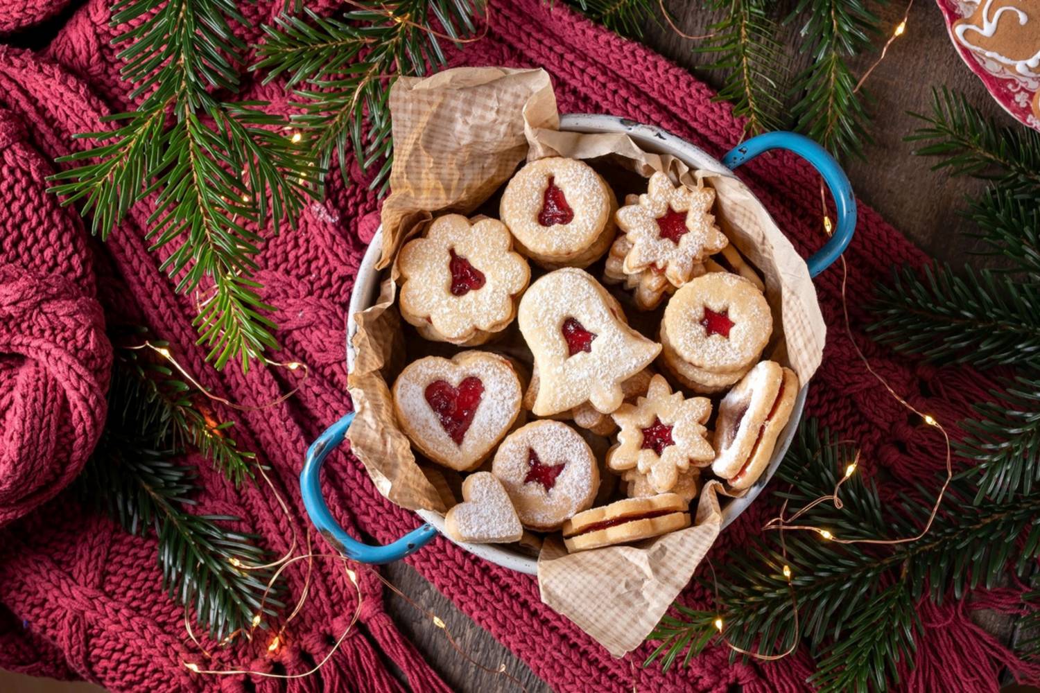 Omlós, édes, a lekvárvariációktól függően pedig változatosan elkészíthető a linzer, különösen, ha vannak hozzá karácsonyi kiszúrók is.