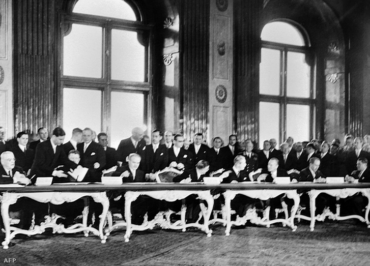 1955. május 15-én a bécsi Schloss Belvedere-ben megjelent kép a szövetséges külügyminiszterekről, akik aláírják az osztrák államszerződést