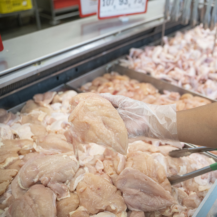 Így szúrhatja ki a romlott csirkehúst a boltokban