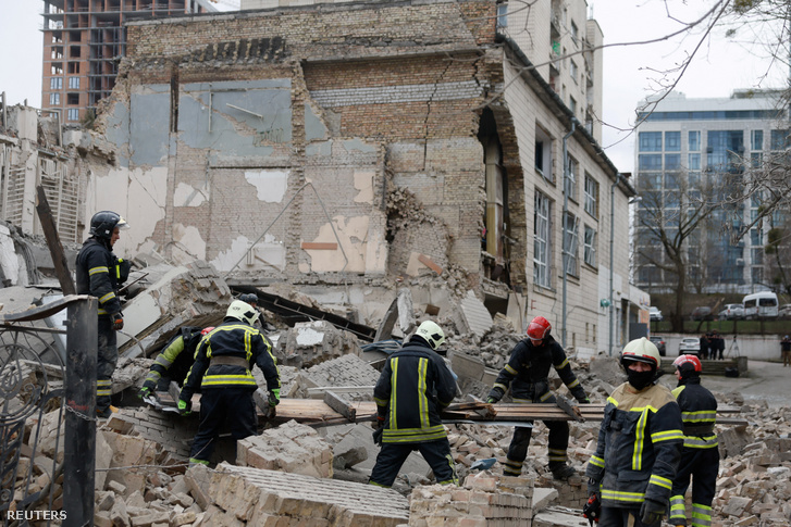 Mentők dolgoznak egy orosz rakétacsapás által megrongált épület helyszínén Kijevben