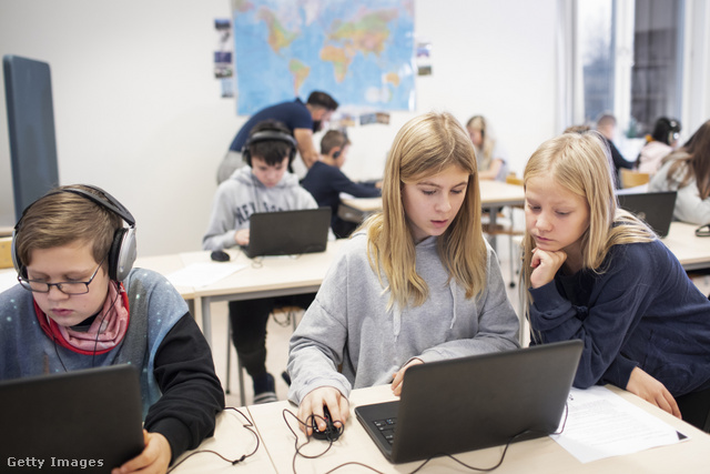 Az ingyen kapott laptopokat a diákok az iskolán kívül is használhatják