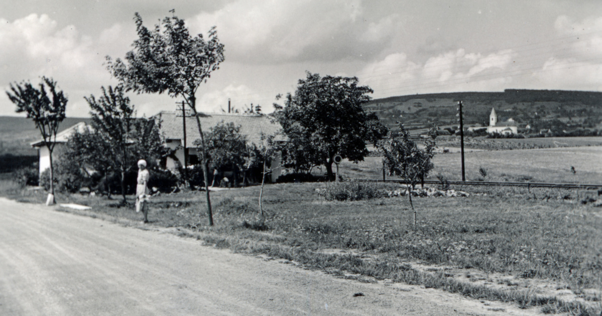 Paloznak látképe a 71-es főútról, a vasúti őrháztól 1938-ban