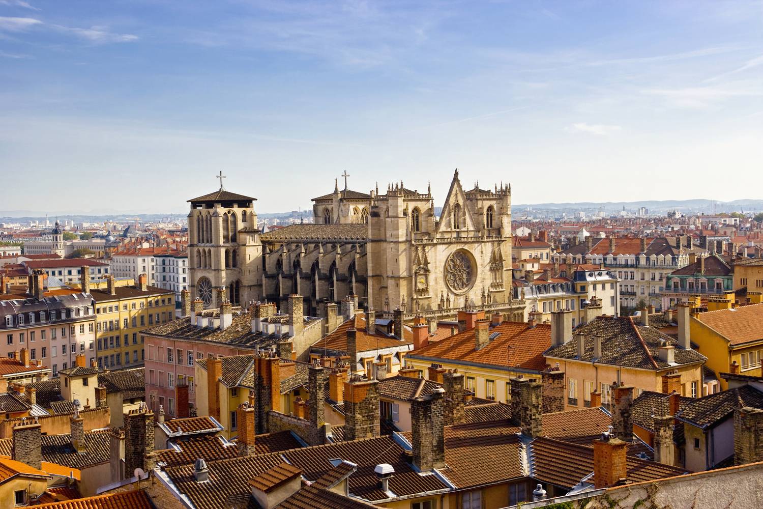 Lyon egyik legszebb látnivalója az 1400-as évekre elkészült, gótikus stílusú székesegyháza, mely már messziről magasztos látvány.