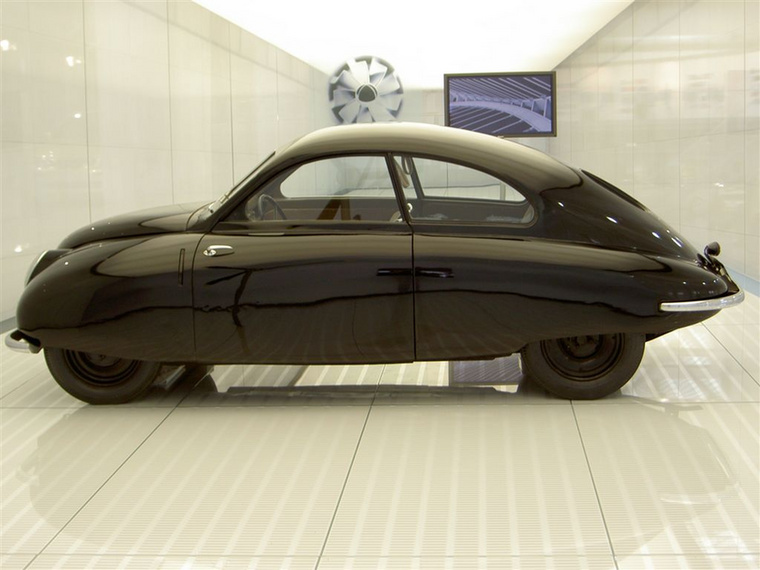 Ursaab – Itt kezdődött minden
                        
                        A legelső Saabot még 1945-ben kezdték tervezni, a prototípust 1947-ben mutatták be