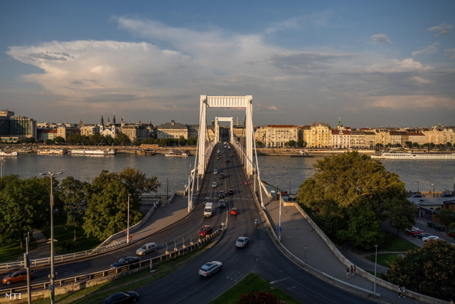 Az Erzsébet-híd már tiszta, most jön a többi budapesti folyami átkelő