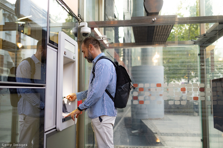 Egy férfi pénzt vesz fel egy ATM-ből. (Fotó: Ivan Pantic / Getty Images Hungary)