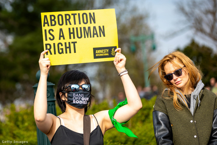 Az abortuszhoz való jogért tüntető fiatalok
