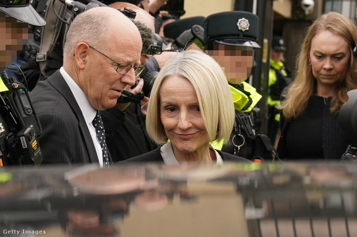 Sir Jeffrey Donaldson felesége, Lady Eleanor Donaldson elhagyja a Newry Magistrates' Court-ot, miután megjelent, hogy vádat emeljen ugyanazon rendőrségi nyomozással kapcsolatban, mint férje, a DUP volt vezetője, aki nemi erőszakkal és számos más történelmi szexuális bűncselekménnyel vádolva jelent meg a bíróságon 2024. április 24-én
