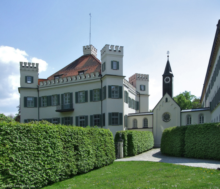 A possenhofeni kastély különlegessége, hogy házasságáig itt töltötte a nyarakat Erzsébet királyné, azaz Sisi is, és továbbra is szívesen kereste fel a kastélyt a szüleit látogatva.