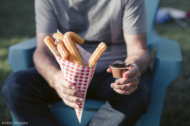 Ahogy érdemes betérni egy gnocchira Olaszországban, úgy feltétlenül együnk egy churrost az utcai árusoktól Spanyolországban.