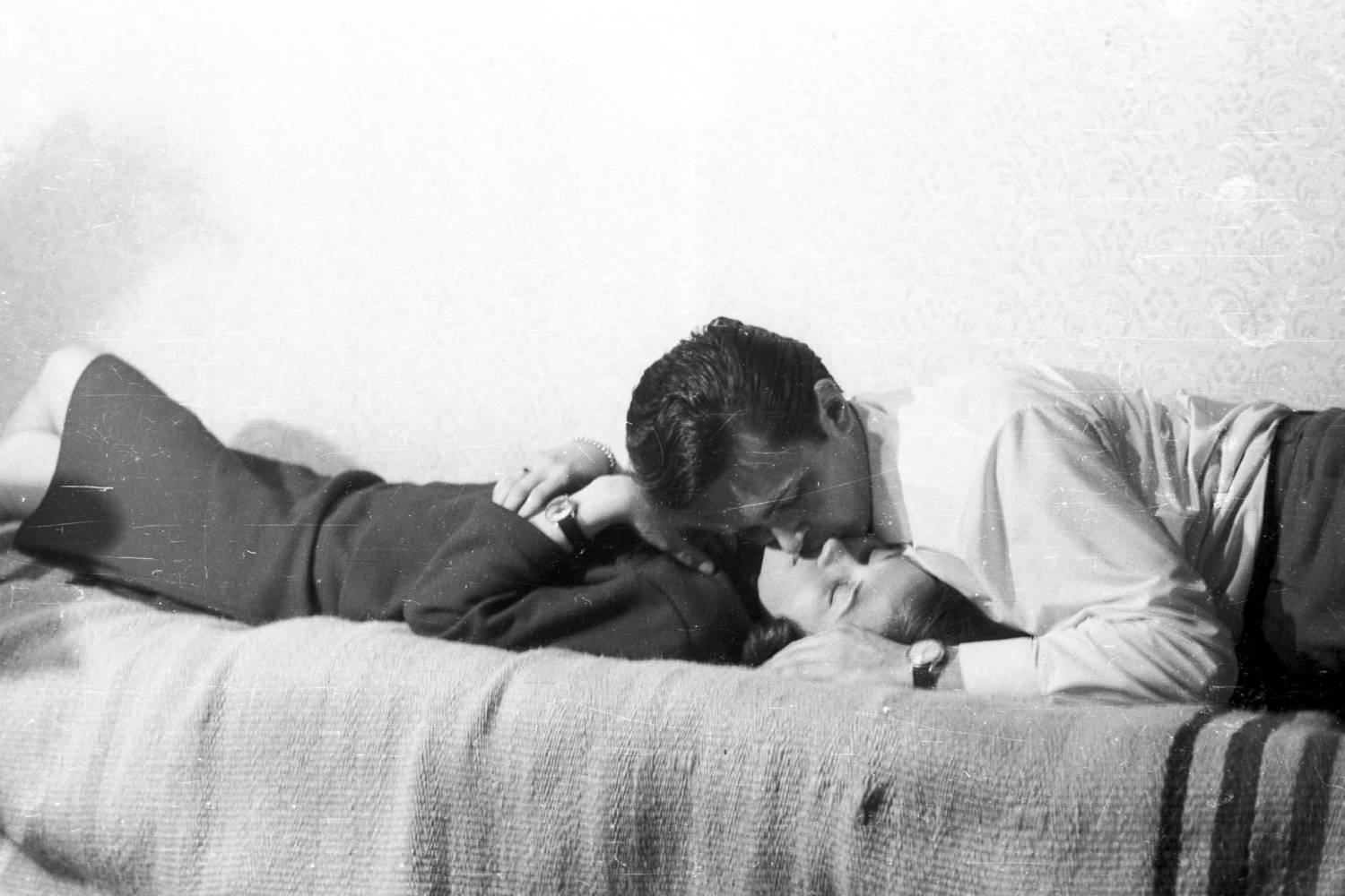 Szerelmespár csókolózik a kanapén 1968-ban.