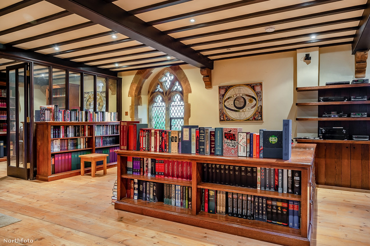 Az ingatlanban egy könyvtárszoba is található.