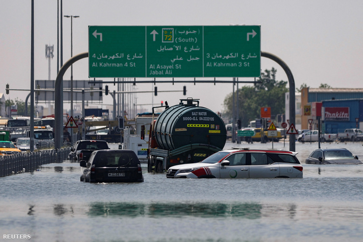 Autók rekedtek az árvízben egy elzárt autópályán a heves esőzéseket követően Dubajban 2024. április 19-én