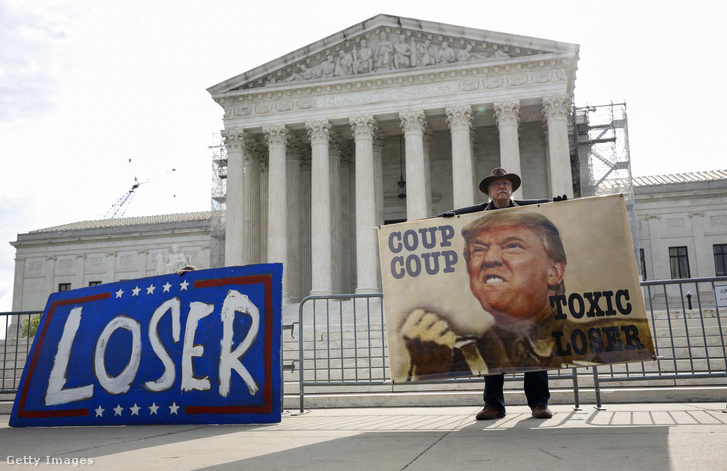 Tüntetők az amerikai Legfelsőbb Bíróság előtt 2024. április 25-én Washingtonban