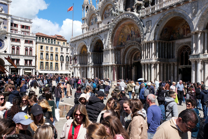 Turisták sétálnak a Szent Márk téren Velencében 2024. április 25-én