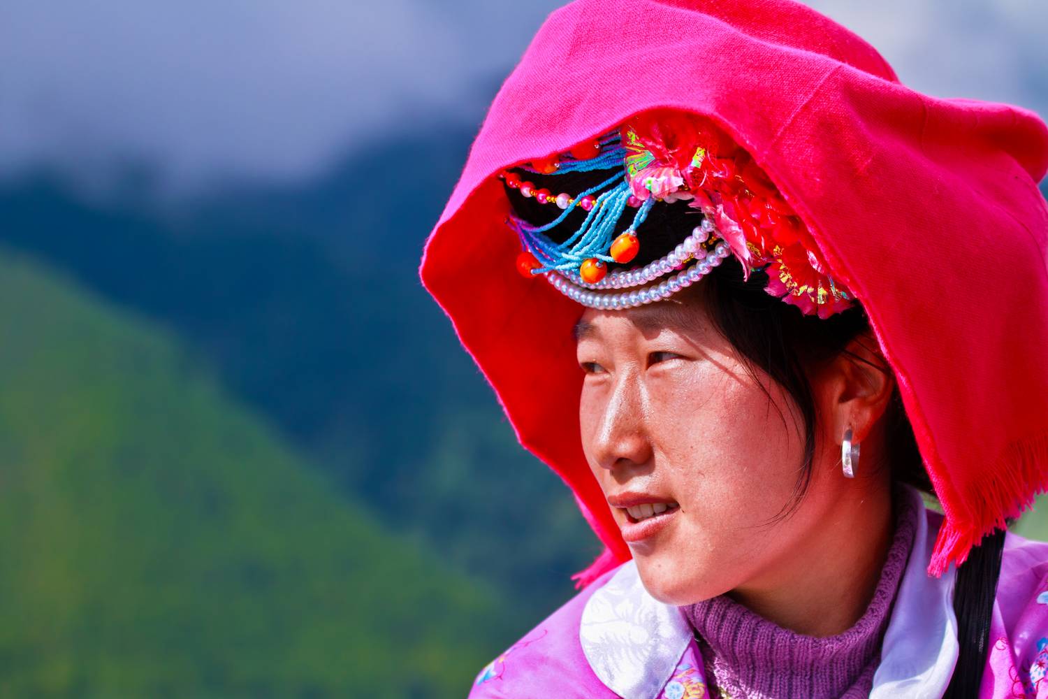 A tibeti határ közelében élő muszuó nép körülbelül 40 ezer főt számlál. Ebben a nőközpontú társadalomban a családfő szerepét a nagymama gyakorolja, a házasság pedig sokkal kevésbé fontos, mint máshol. A férfiak általában a gyermeknevelésben sem vehetnek részt, a fiatalokat az anyai háztartásban, külön nevelik az apjuktól.