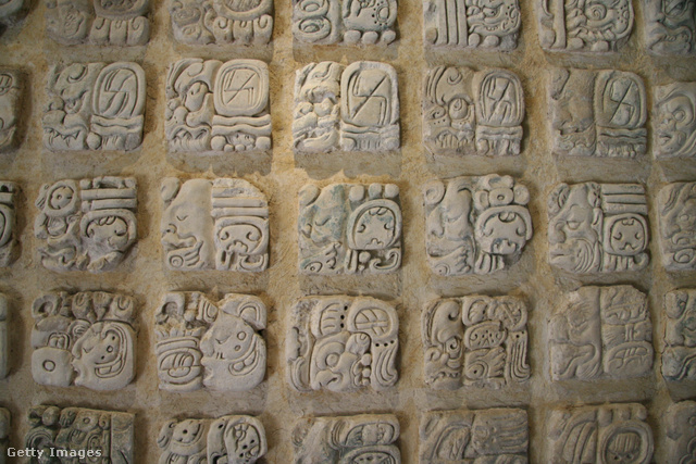 Kőtábla egy naptárról, amelyet a maja kultúra használt Guatemalában és Mexikóban