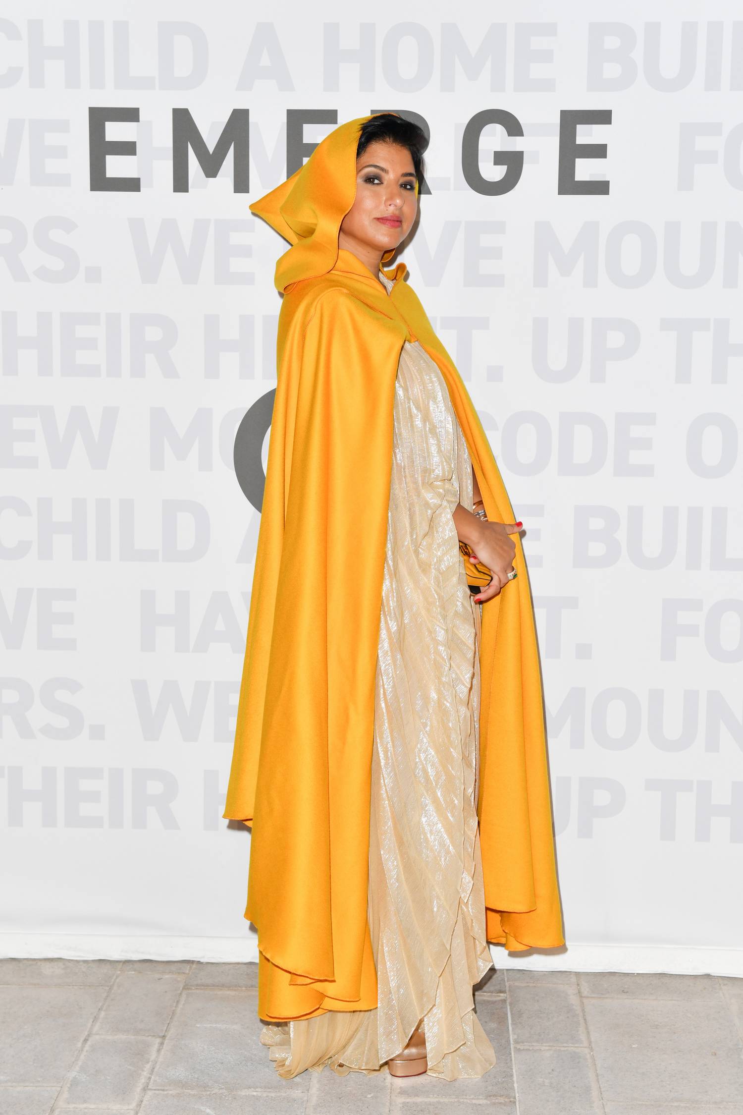 Deena Aljuhani Abdulaziznak remekül állnak az élénk árnyalatok, és előszeretettel viseli is őket. Ez a különleges, sárga szett elegáns, kifinomult és modern is egyben.