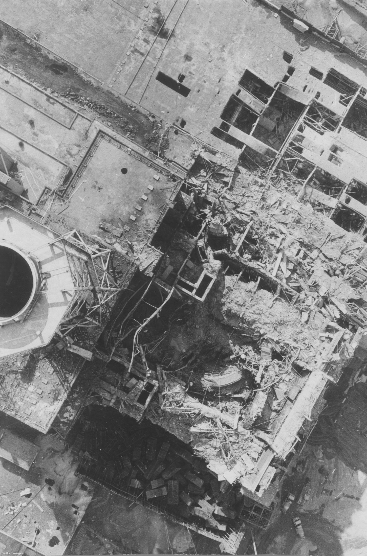 Ritkán látott fekete-fehér fotó a lerombolt reaktorról.