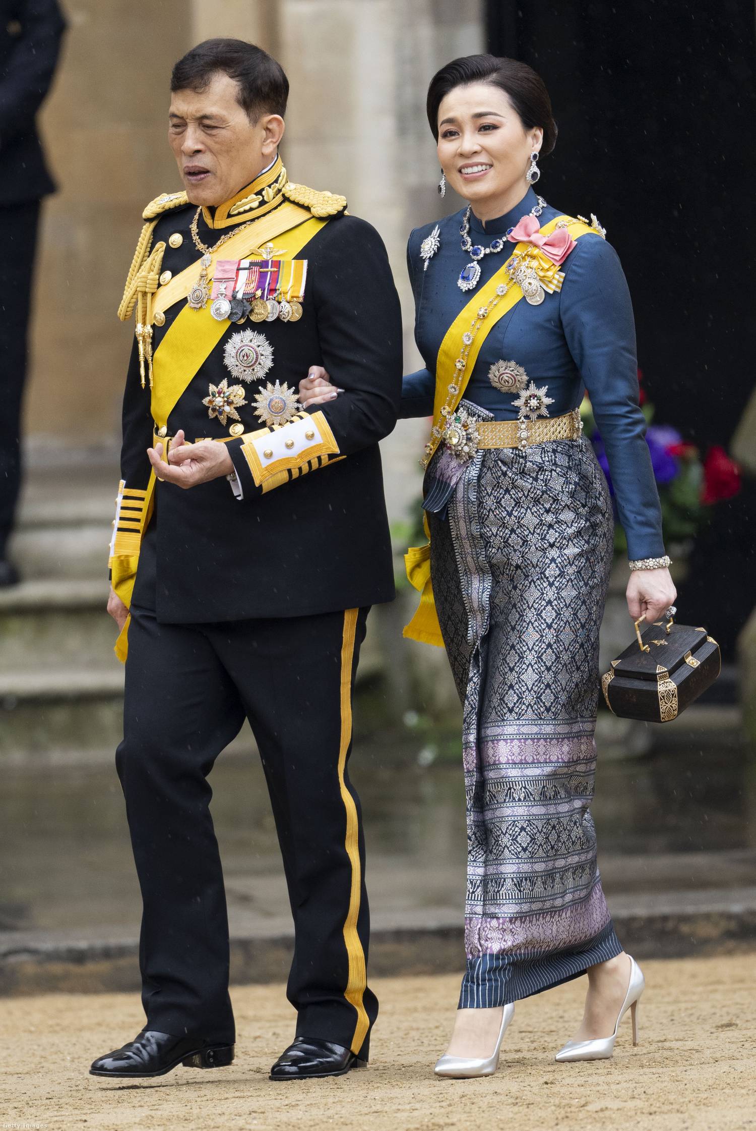 Vajiralongkorn thaiföldi király és Szuthida királyné érkezik a Westminster-apátságba III. Károly király és Camilla királyné koronázási ceremóniája előtt.