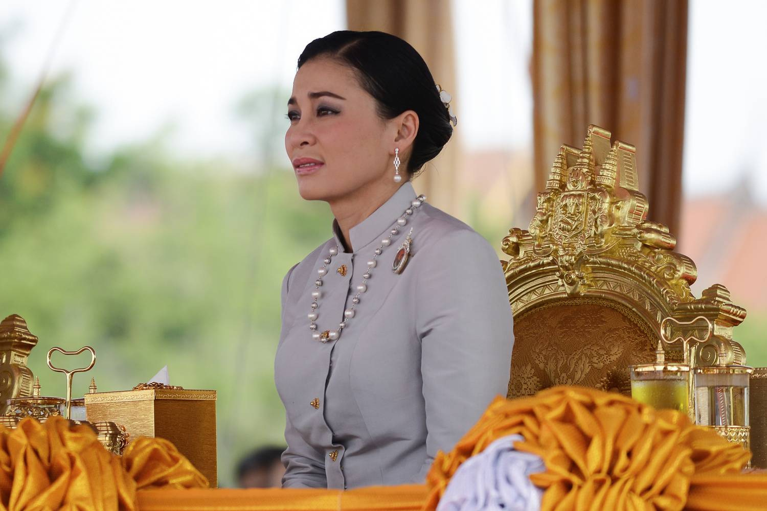 Szuthida thai királyné részt vesz az éves királyi szántási szertartáson a bangkoki Sanam Luang parkban.