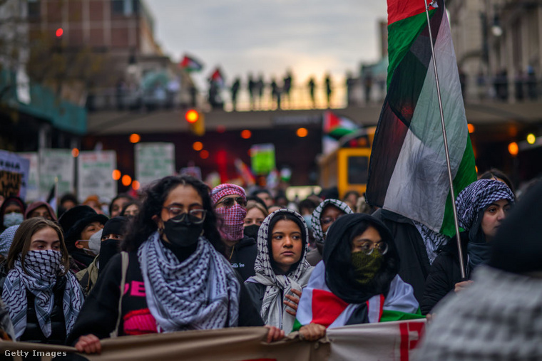 Diákok a Kolumbia Egyetemen tartott palesztinbarát tüntetésen. (Fotó: Alexi J. Rosenfeld / Getty Images Hungary)