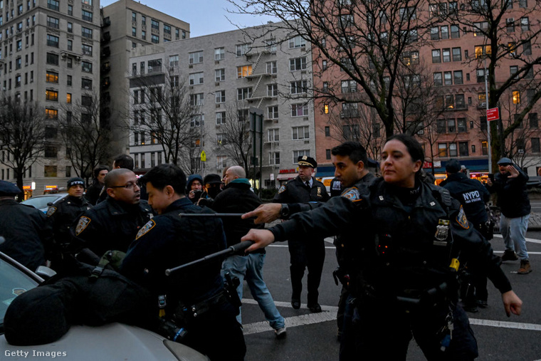 A demonstrációt leverni próbáló rendőrségi erők. (Fotó: Alexi J. Rosenfeld / Getty Images Hungary)
