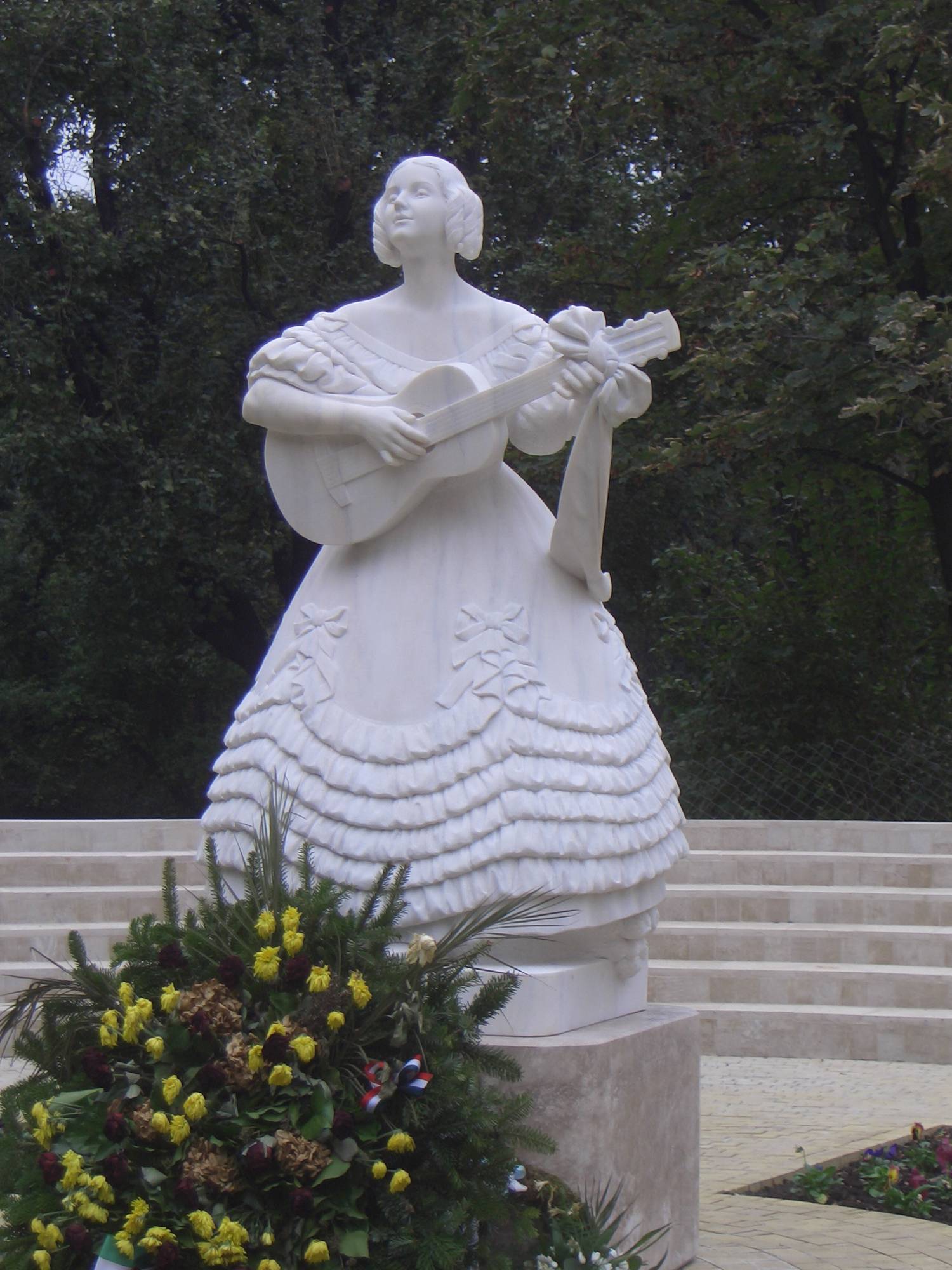 Déryné szobra Budapesten, a Horváth-kertben. Ligeti Miklós eredeti (1935-ös) szobrának másolata, Polgár Botond műve.