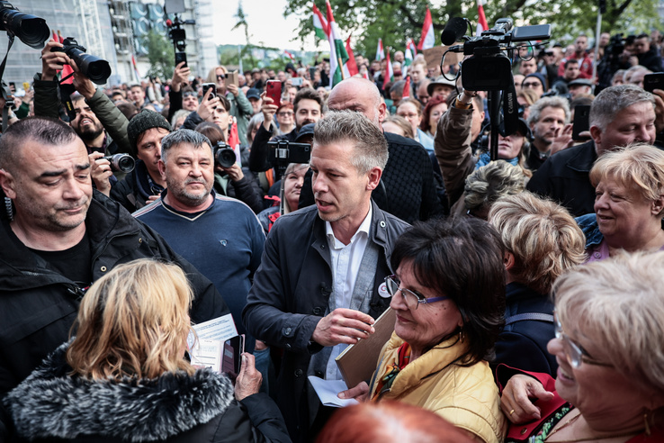 Magyar Péter vezetésével tüntetők gyülekeznek a&nbsp;Belügyminisztériumnál