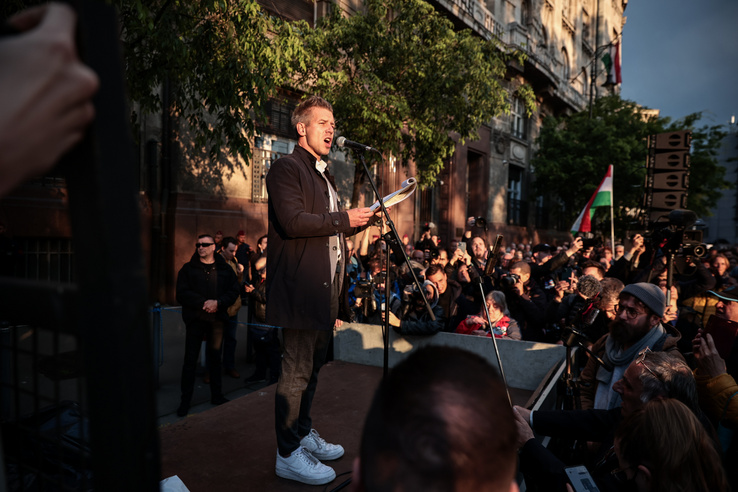 „Elegünk van” – skandálja a tömeg Magyar Péter tüntetésén