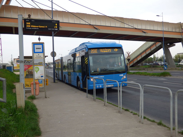 200E jelű repülőtéri busz Ferihegy vasúti megállóhelynél - Fotó: Wikimedia Commons/Kemenymate