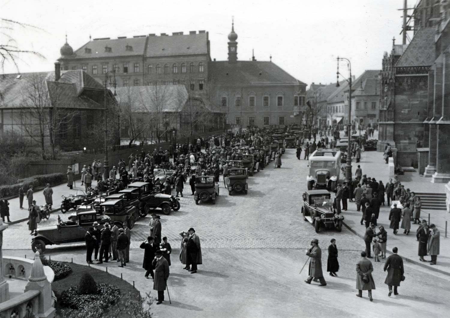 1934: kilátás a Halászbástyától a Szentháromság tér felé. Szemben a régi budai Városháza épülete a Tárnok utca és a Szentháromság utca sarkán, jobbra a Mátyás-templom.