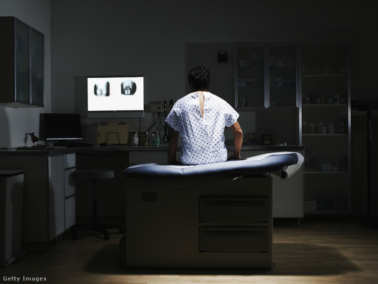 Illusztráció: Egy kórházi ágyon ülő férfi páciens hátulról. (Fotó: Thomas Barwick / Getty Images Hungary)