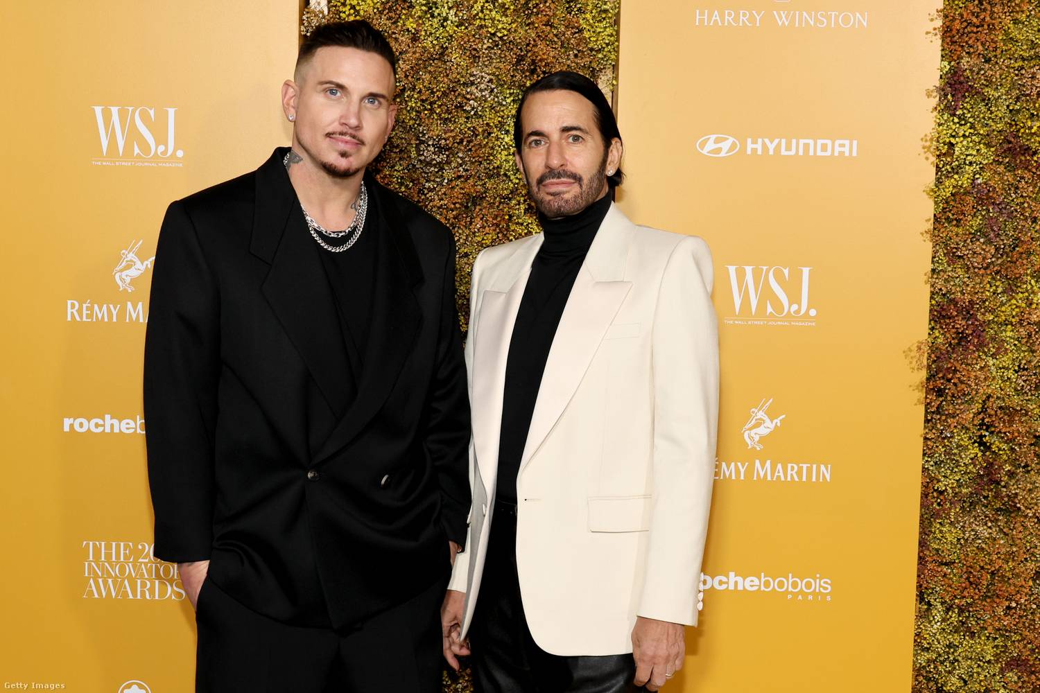 Char Defrancesco és Marc Jacobs a WSJ Magazine 2023 Innovator Awards díjátadóján a Museum of Modern Artban New Yorkban 2023. november 1-jén.