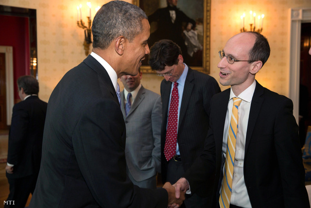 Barack Obama és Árvai Péter a Prezi társalapító-vezérigazgatója kezet fog a washingtoni elnöki rezidencia Kék szobájában 2014. február 28-án.