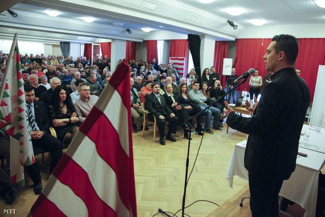 Vona Gábor a nagykanizsai Hevesi Sándor Művelődési Központban tartott lakossági fórumán 2014. március 1-jén.