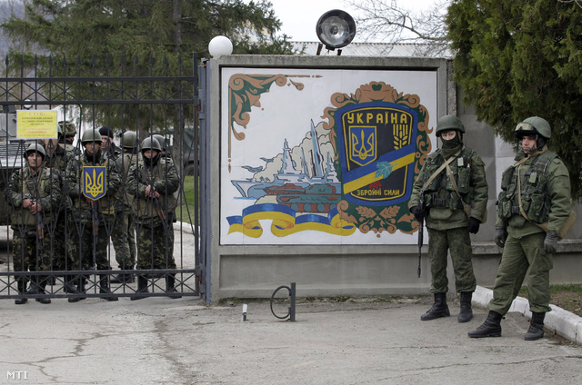Ukrán katonák védik az ukrán hadsereg privolnojei gyalogsági bázisának bejáratát az ukrajnai Krím félszigeten 2014. március 2-án. Privolnojébe több száz fegyveres érkezett orosz rendszámú katonai járművön.