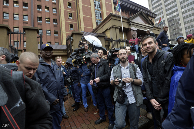 Hatalmas a médiaérdeklődés, rengeteg riporter sorakozott fel a bíróság előtt