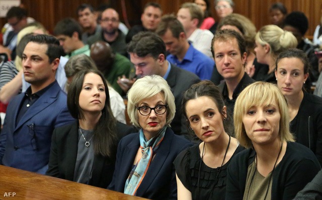 Pistorius családtagjai a bíróságon